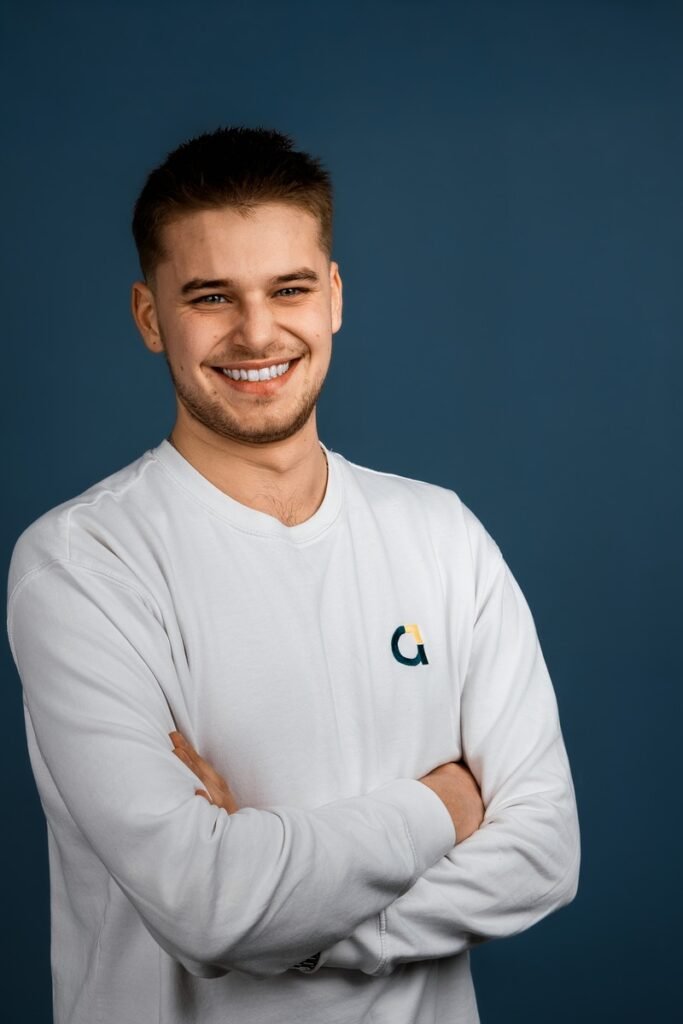 Homme souriant en sweat shirt blanc