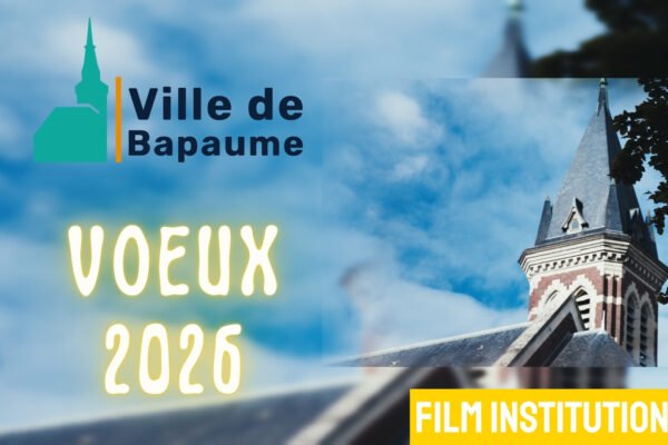 vue sur un clocher d'église et le ciel dégagé