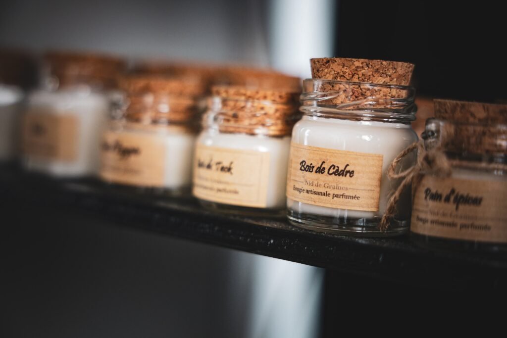ensemble de flacons posés sur une étagère