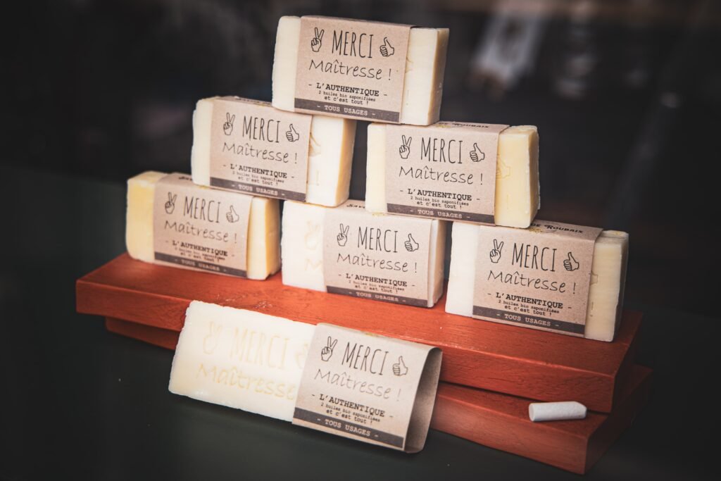 Présentoir de savons dans une vitrine