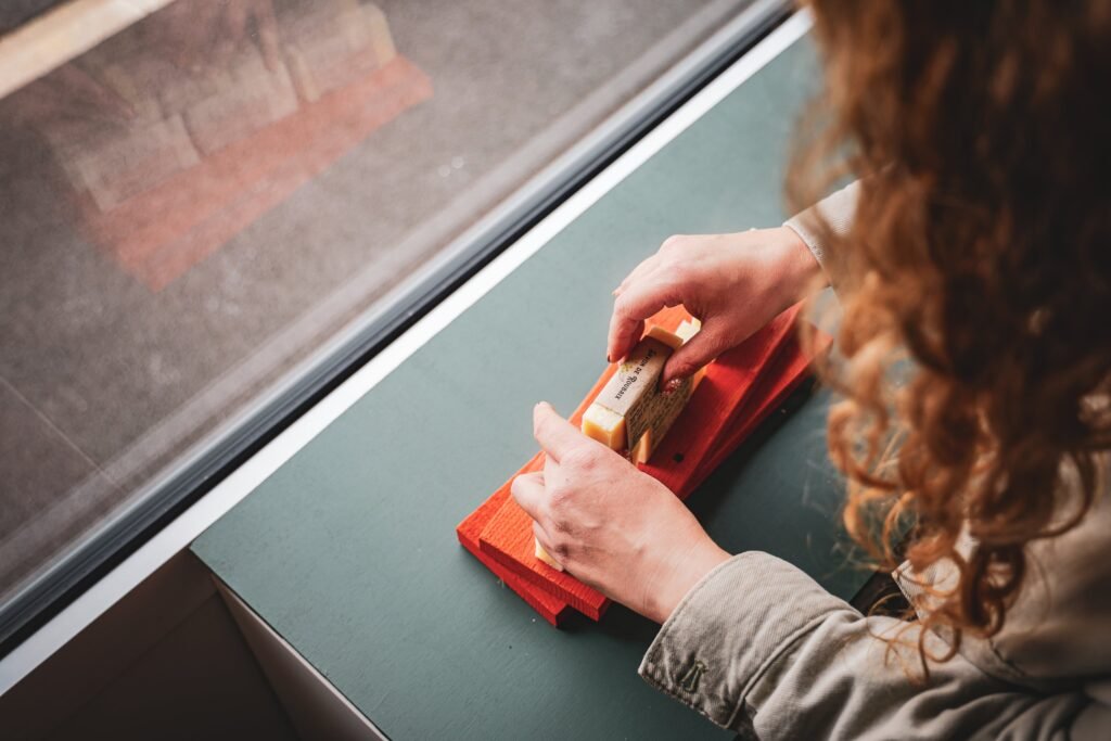 Mains d'une femme ajustant un présentoir en vitrine