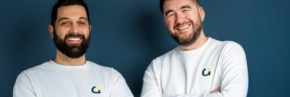 Portrait de deux hommes en tshirt blanc sur un fond bleu canard