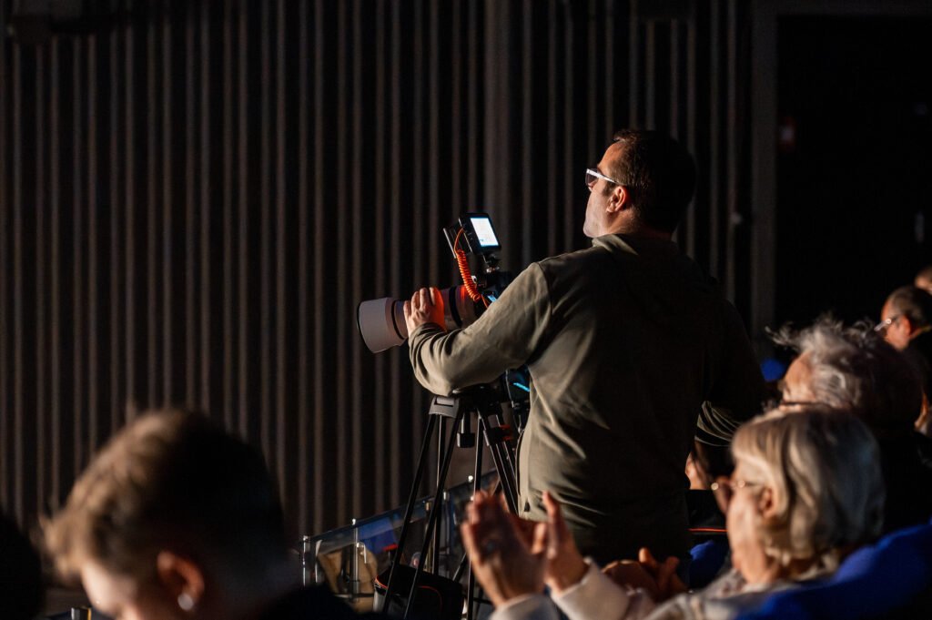 Cameraman dans une salle de spectacle en train de filmer