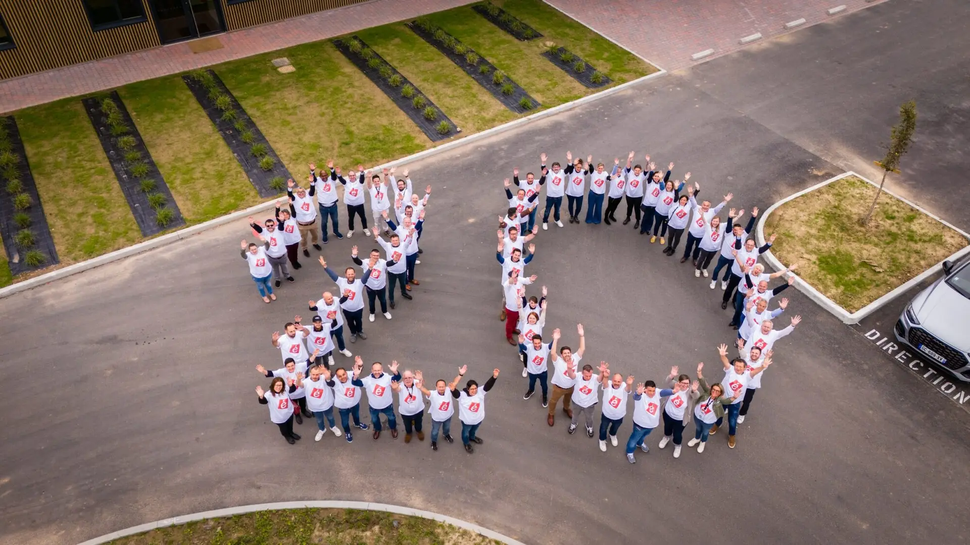 Ensemble de personnes formant le numéro 20 au sol