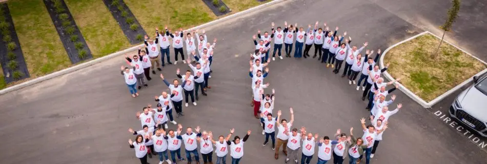 Ensemble de personnes formant le numéro 20 au sol
