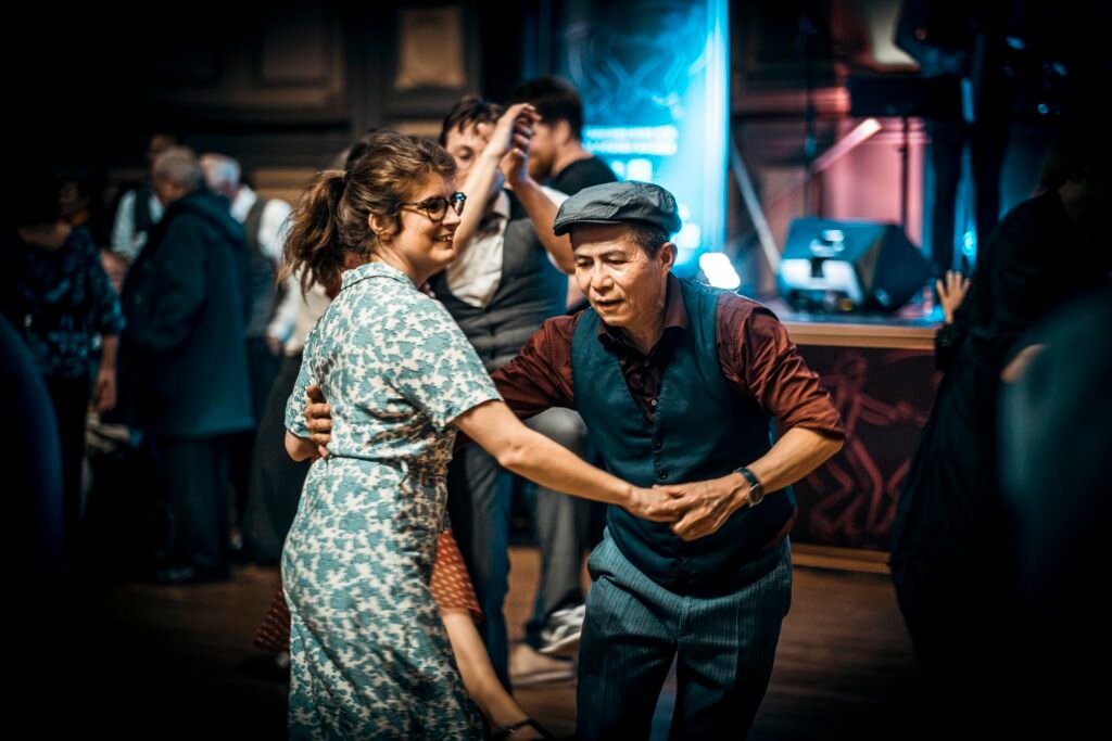 Photographie de danseurs lors d'un événement de Douai Swing au Beffroi de Douai dans les Hauts de France