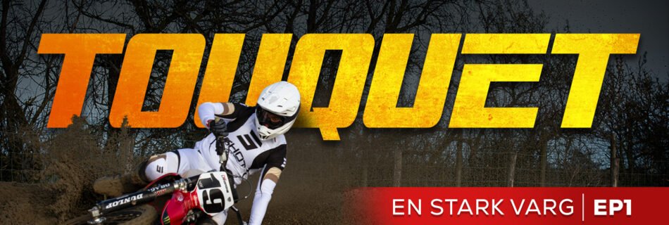 Pilote de motocross en virage avec un titrage au milieu