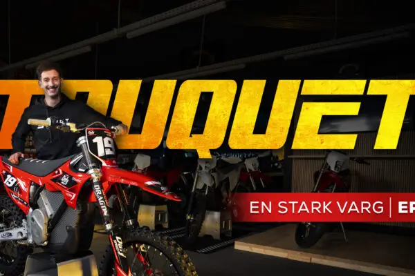 Homme avec une moto de cross rouge et un titre TOUQUET au milieu