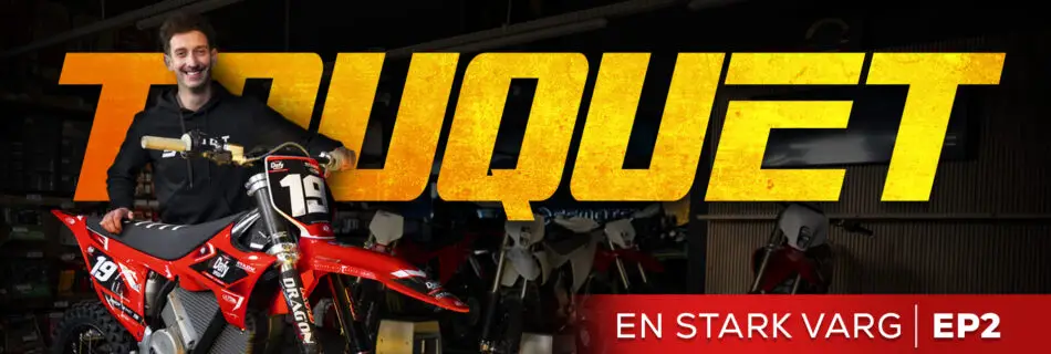 Homme avec une moto de cross rouge et un titre TOUQUET au milieu